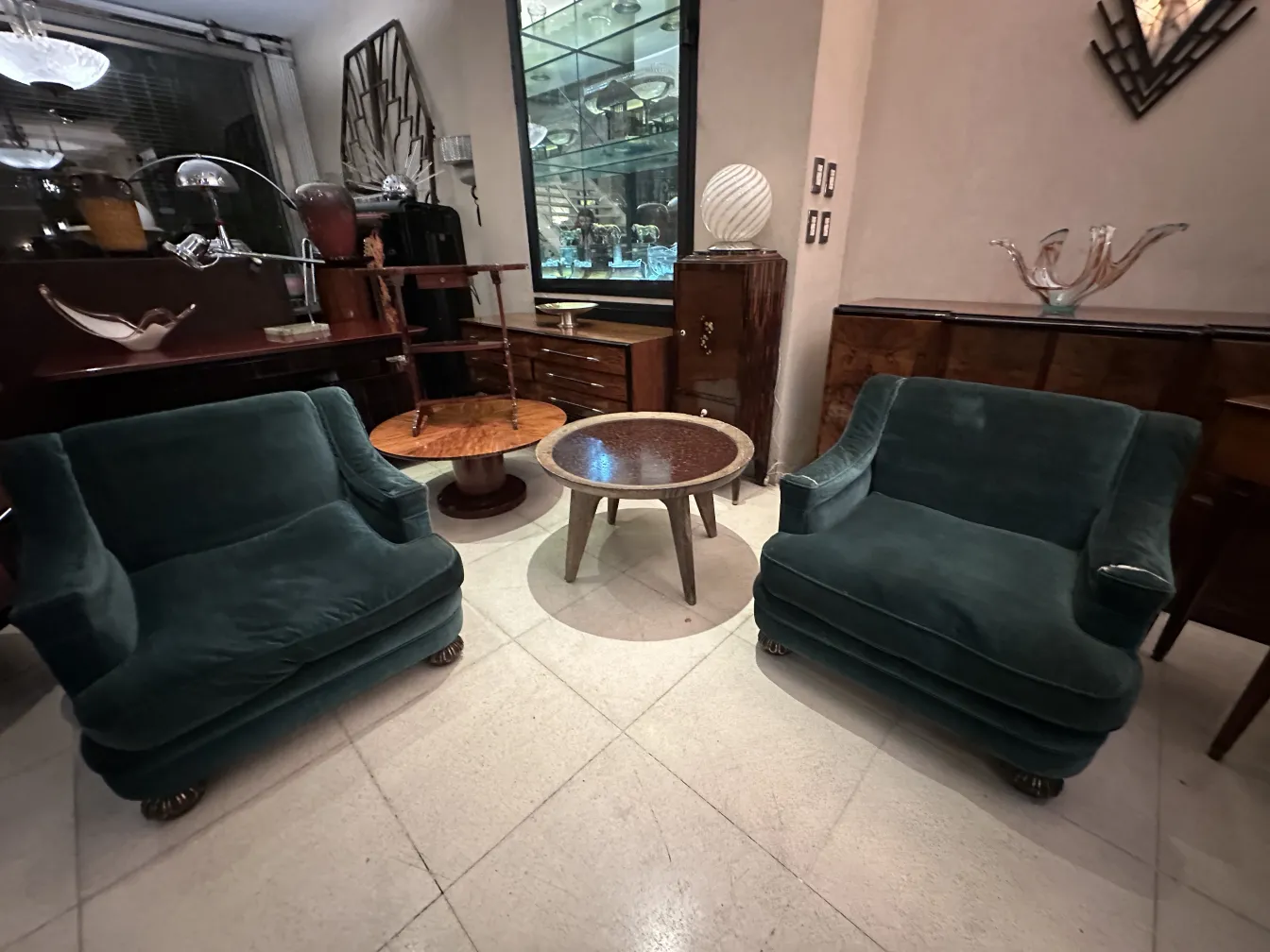 credenza antica circondata da mobili eleganti