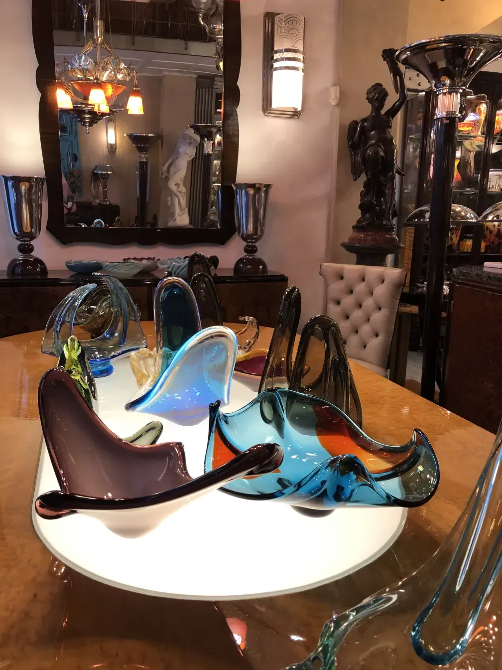 Aparador antigo em um ambiente elegante com vidro decorativo