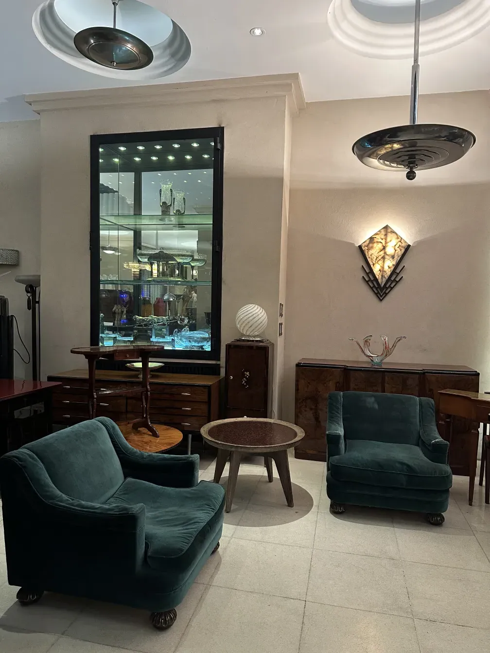 vaisselier antique en style classique dans une salle élégante avec des chaises et tables