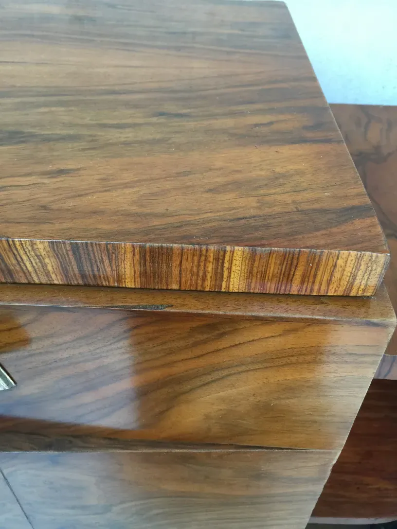 Credenza antica con dettagli in legno e design classico