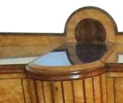 vaisselier ancien en bois avec un dessus miroir dans un cadre classique