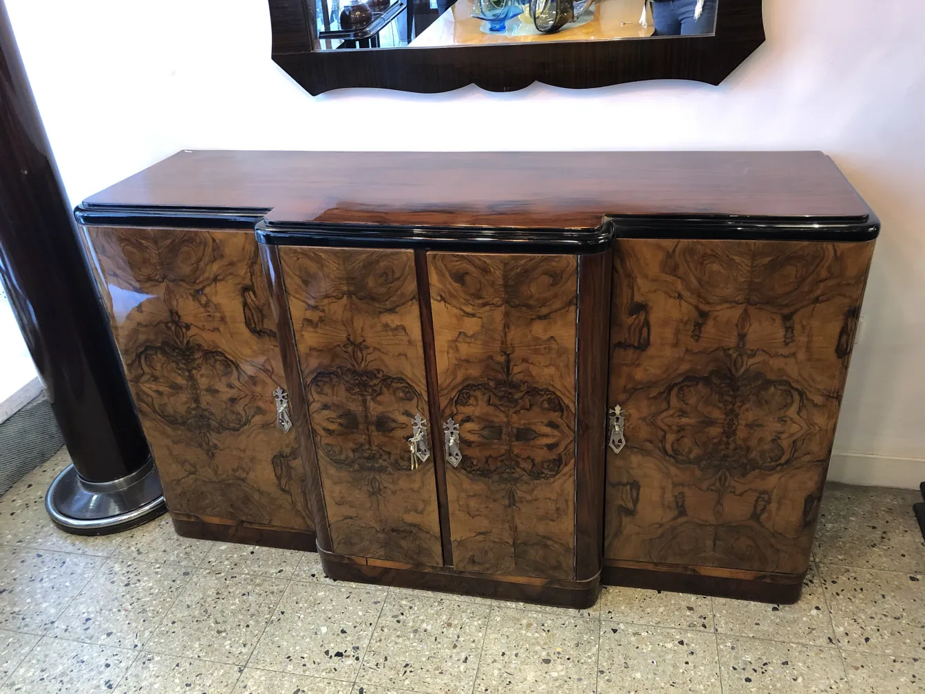 装飾された扉とエレガントなデザインのアンティークサイドボード。