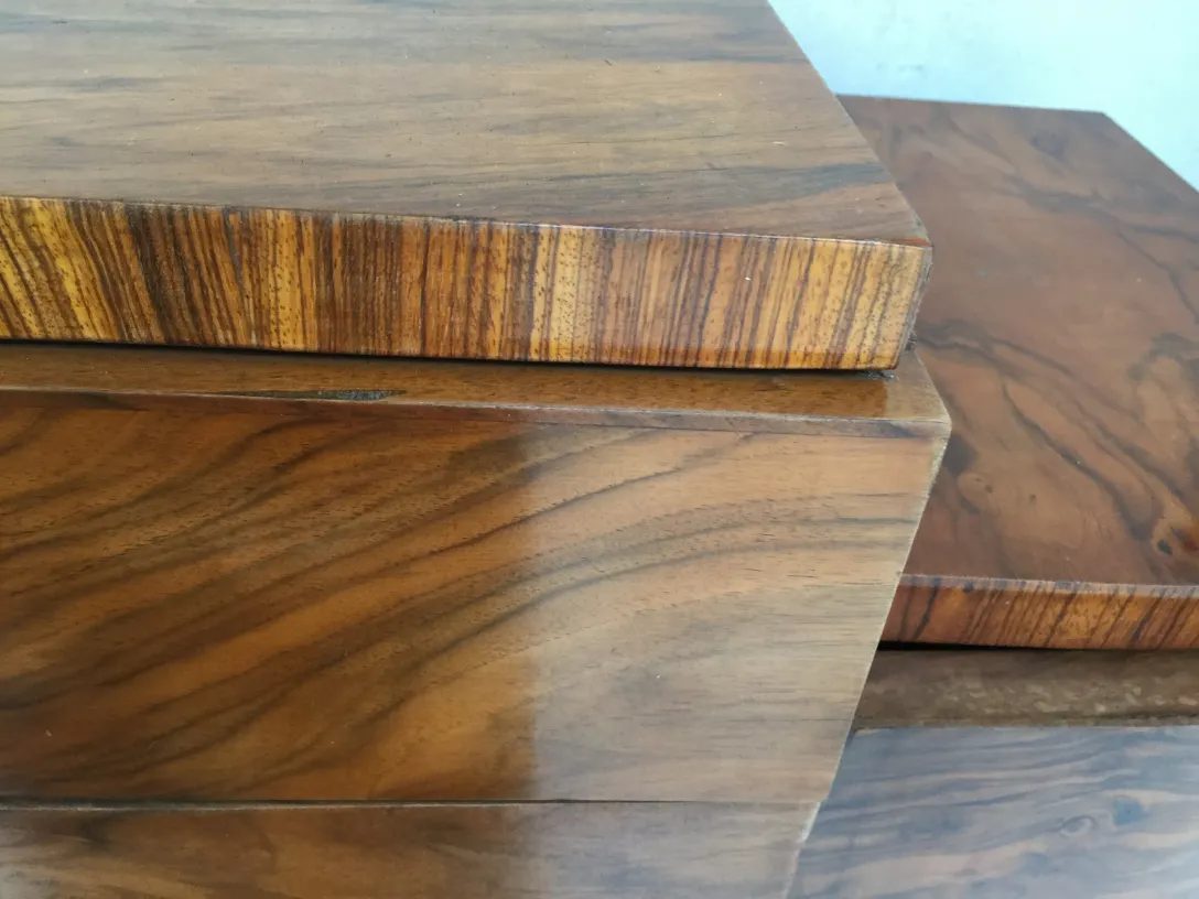 Credenza antica con finitura chiara e dettagli classici in un ambiente luminoso.