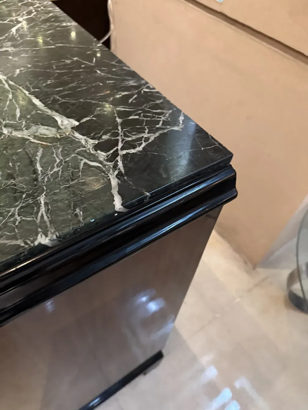 Aparador antigo estreito com acabamento preto, forma elegante