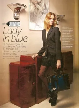 エレガントな設定の古いサイドボードの素敵なデザイン。