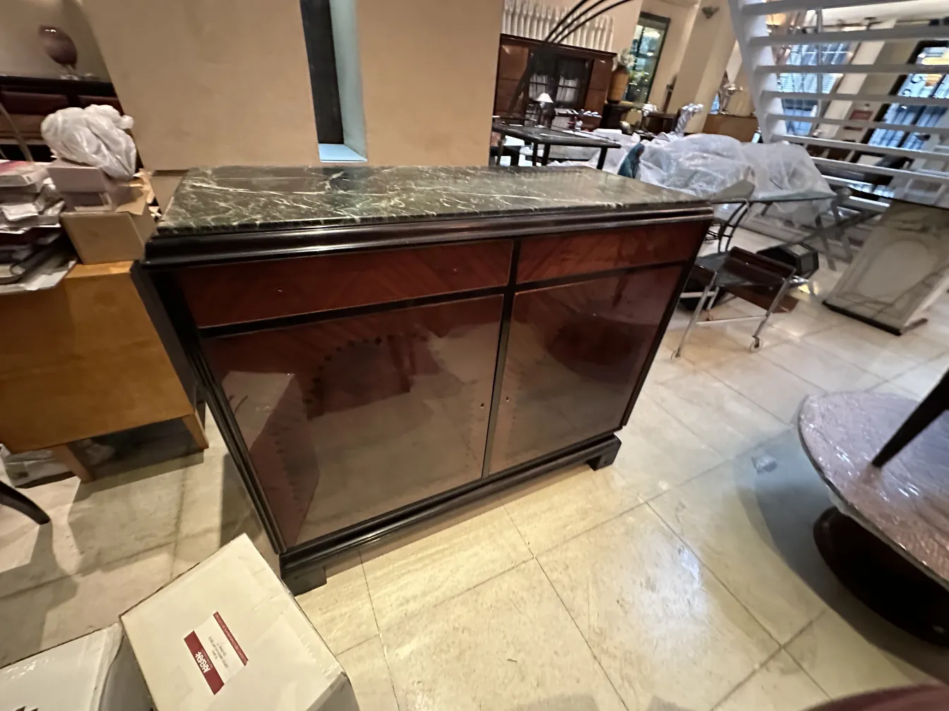 aparador antiguo con superficie y detalles elegantes en un ambiente refinado.