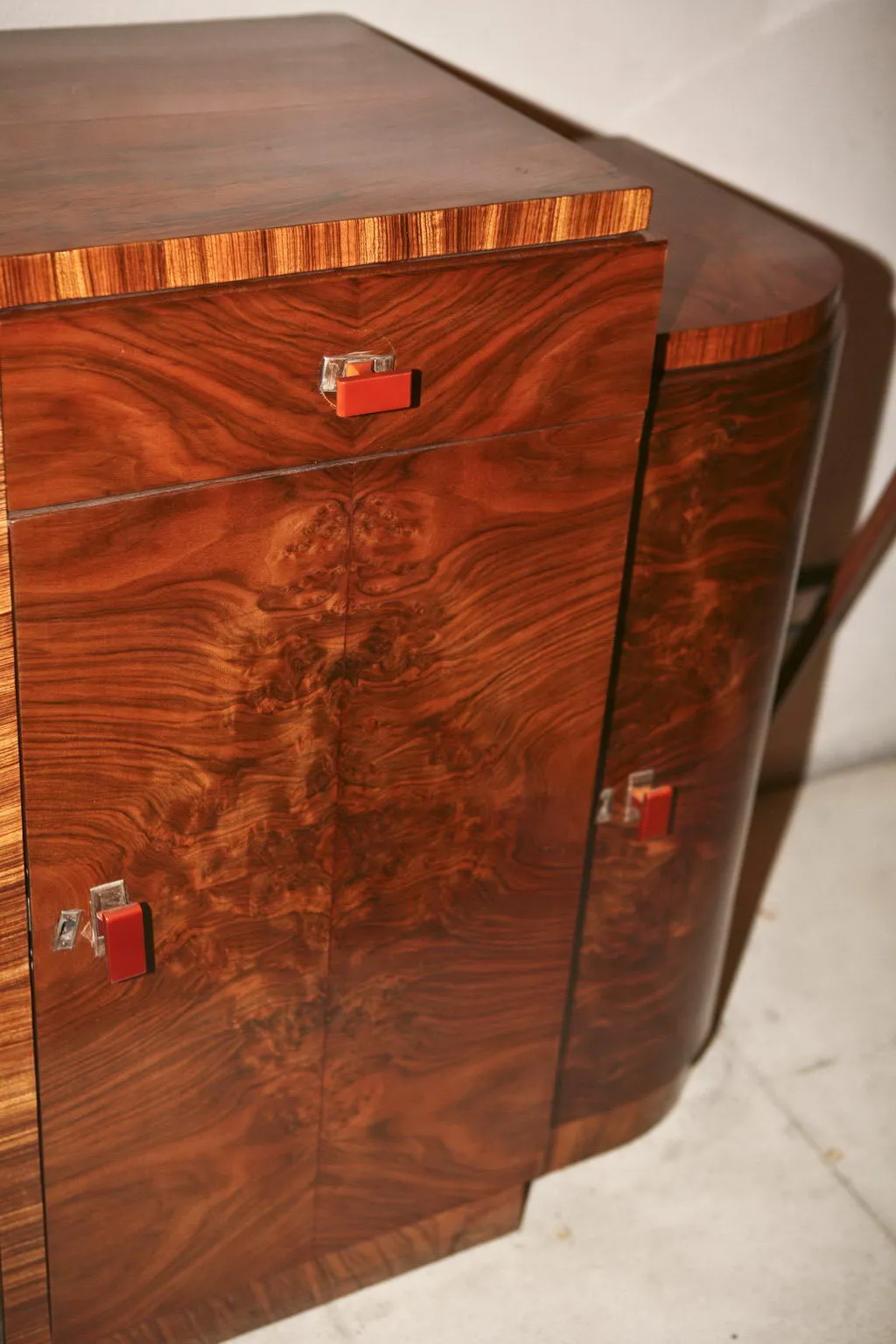 buffet ancien avec un design élégant et moderne, avec des détails rouges, situé dans un environnement minimaliste