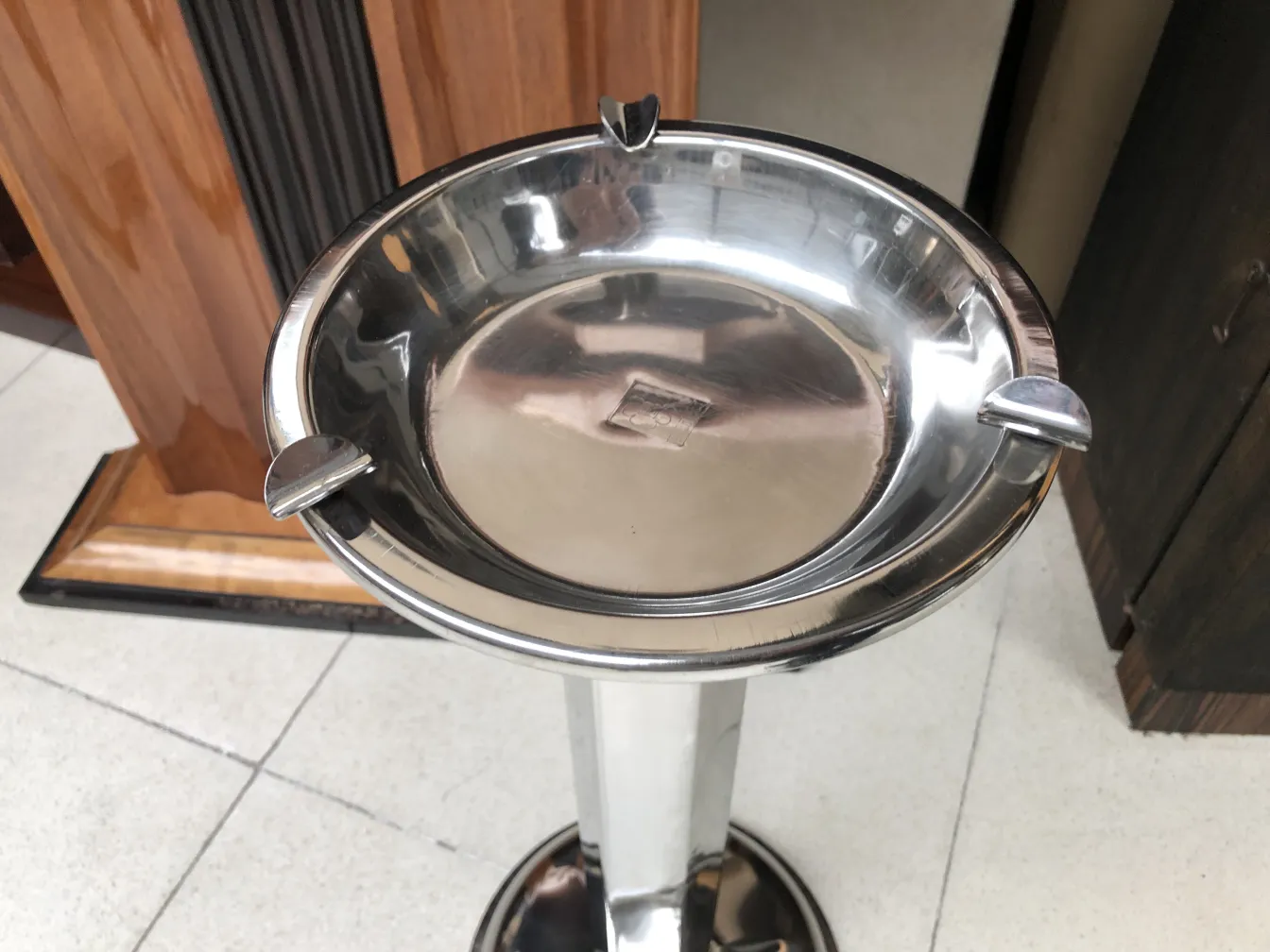 खड़ी ऐशट्रे प्राचीन और स्टाइलिश डिजाइन, क्लासिक सेटिंग.