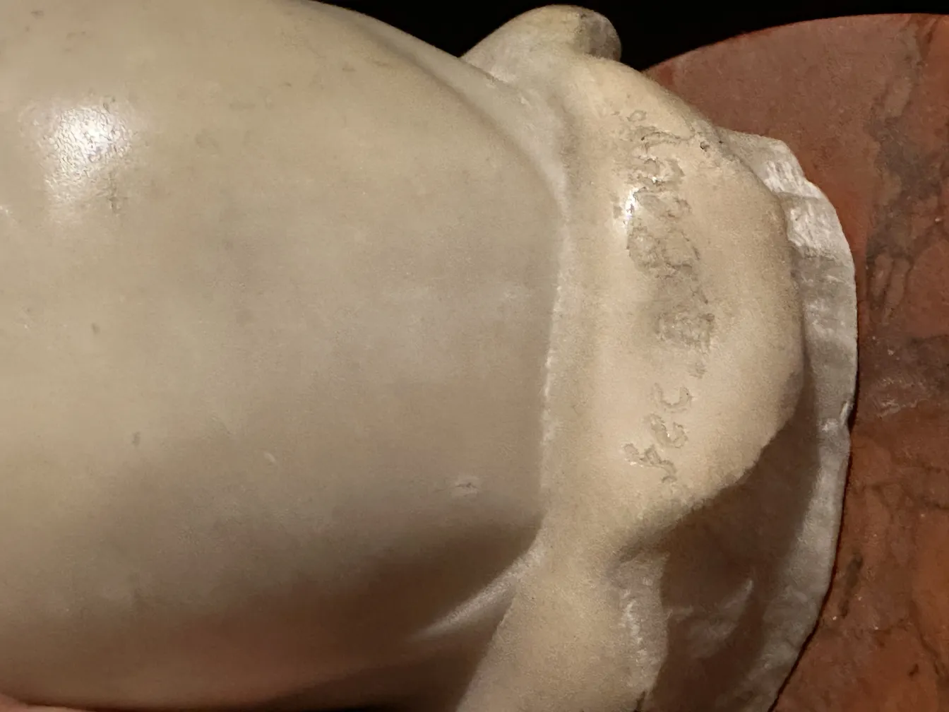 Posacenere in piedi antico con dettagli delicati, contesto elegante