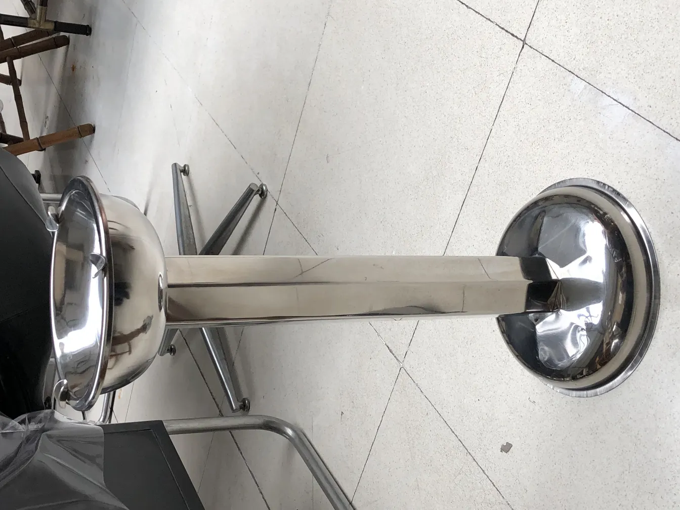 Cenizeiro de pé antigo com design elegante em ambiente moderno.