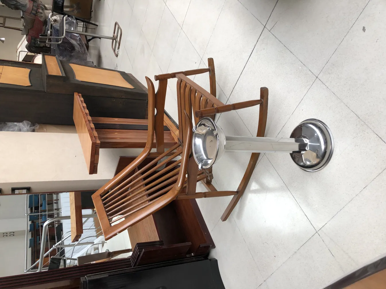 Antiker stehender Aschenbecher, elegantes Außendesign umgeben von Vintage-Möbeln.