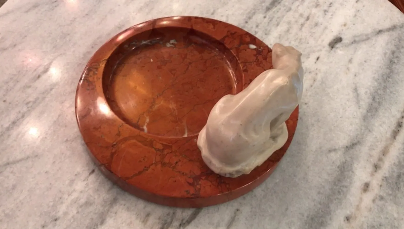 Cinzeiro de pé antigo com base redonda em ambiente elegante.