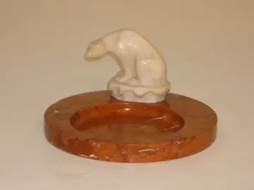 Posacenere in piedi antico con una figura decorativa di orso