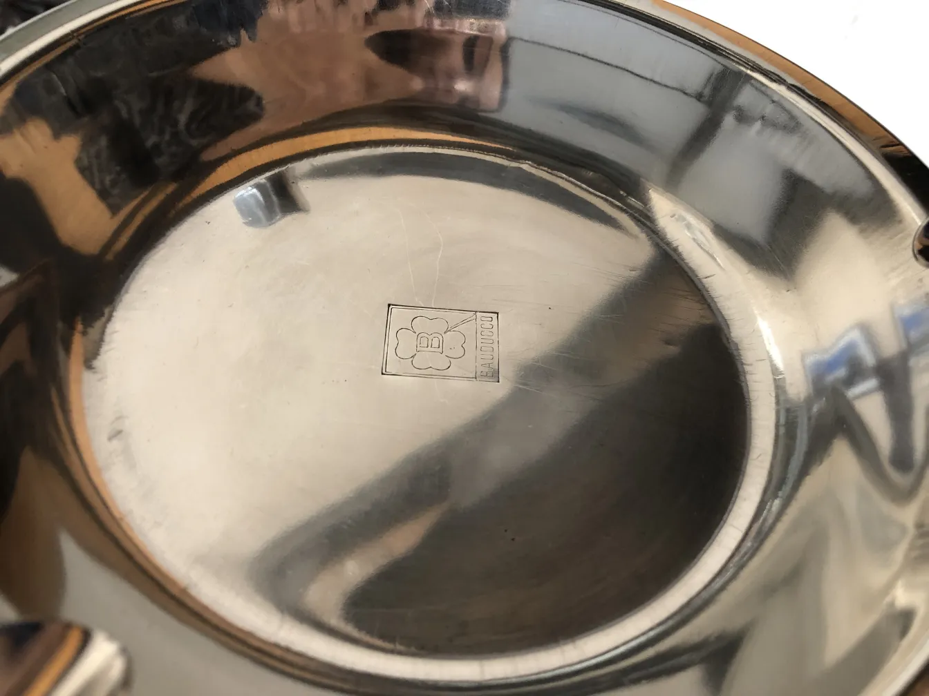 Cendrier sur pied ancien avec un design poli et une inscription