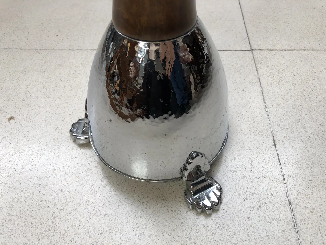 Антикварная стоячая пепельница с характерной декоративной основой