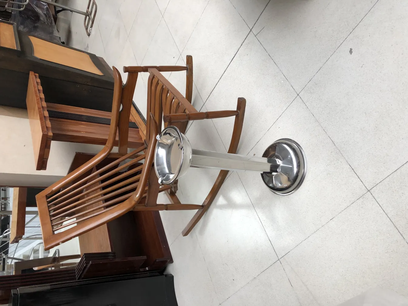 古い立ち灰皿がスタイリッシュな環境に、木製の椅子が見える