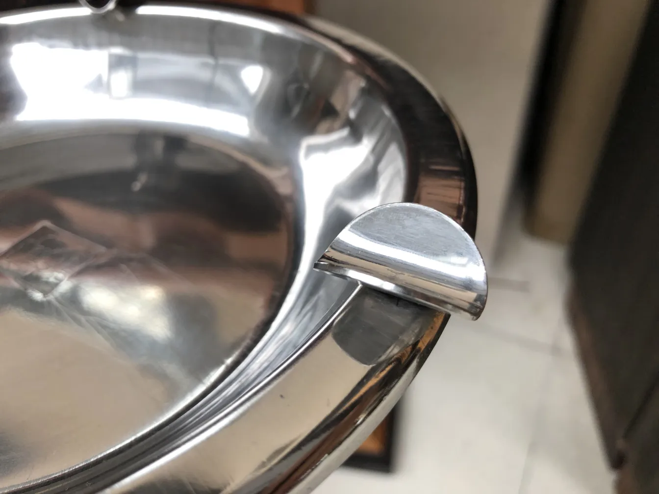 खड़ी ऐशट्रे प्राचीन चमकदार विवरण, न्यूनतम पृष्ठभूमि