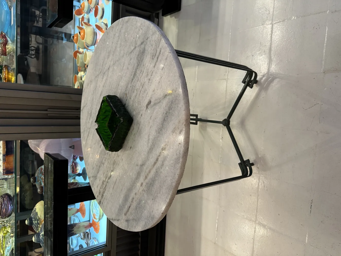 Antiker stehender Aschenbecher mit elegantem Design auf dem Tisch