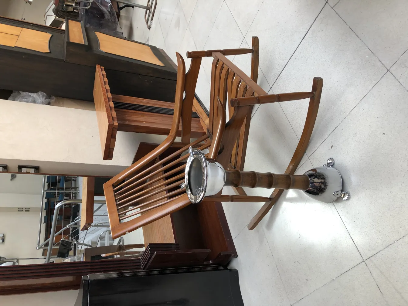 立ち灰皿 古いクロームのベース付き部屋で