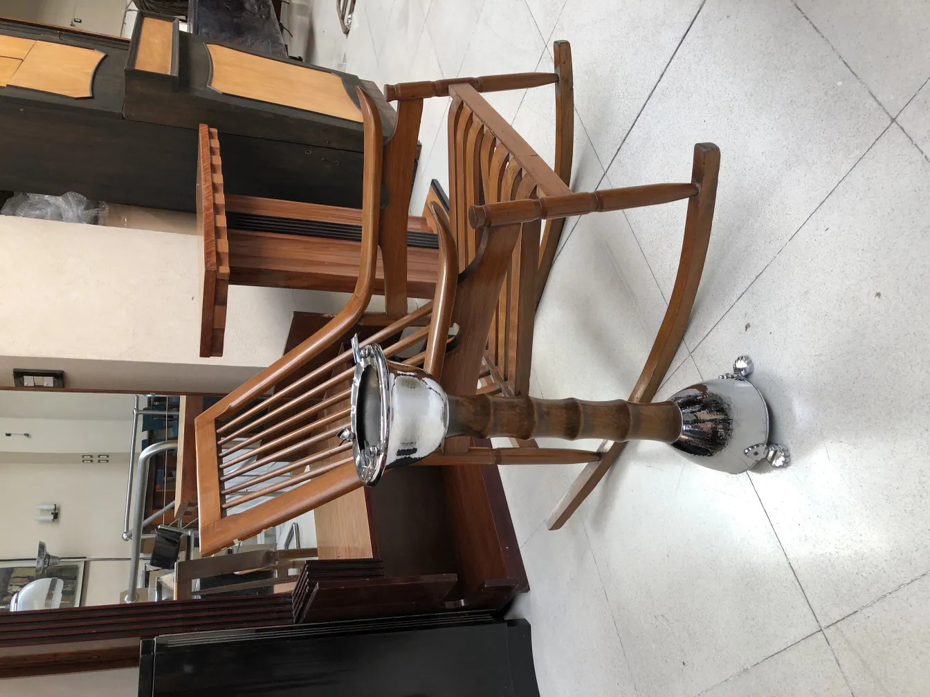 立ち灰皿古風スタイリッシュなベースが心地よい環境にあります。