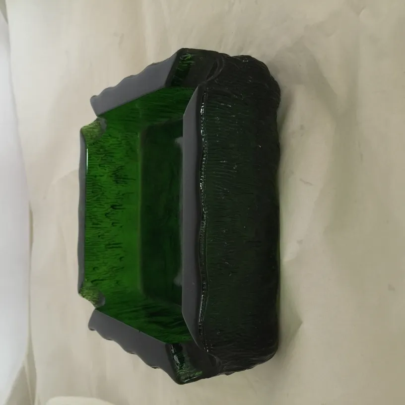 古董绿色直立式烟灰缸，形状不规则。