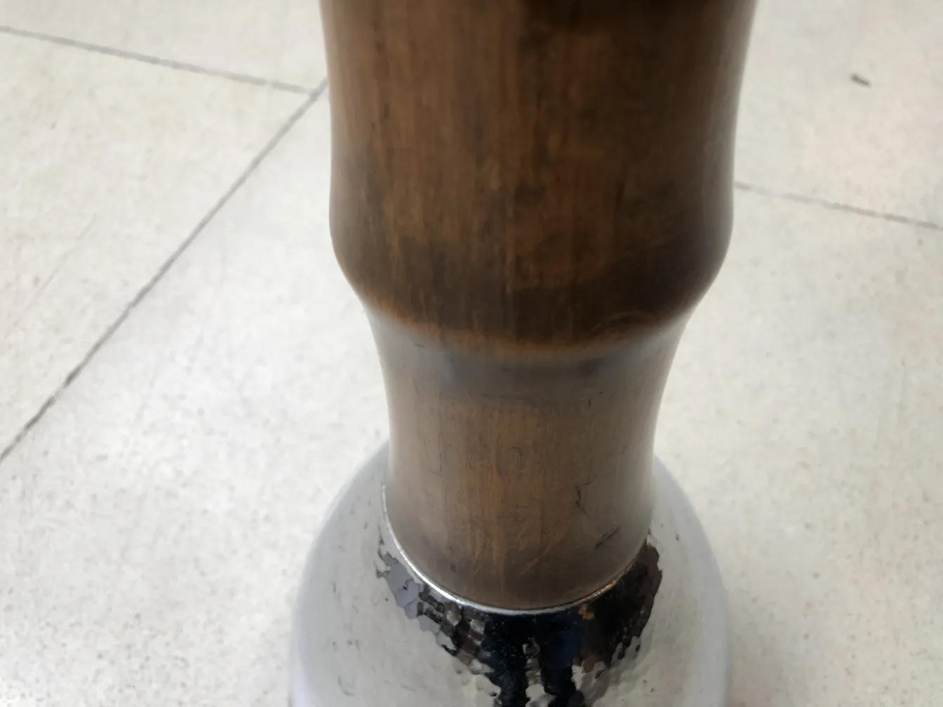 Cendrier sur pied ancien, base élégante, décoration minimaliste.