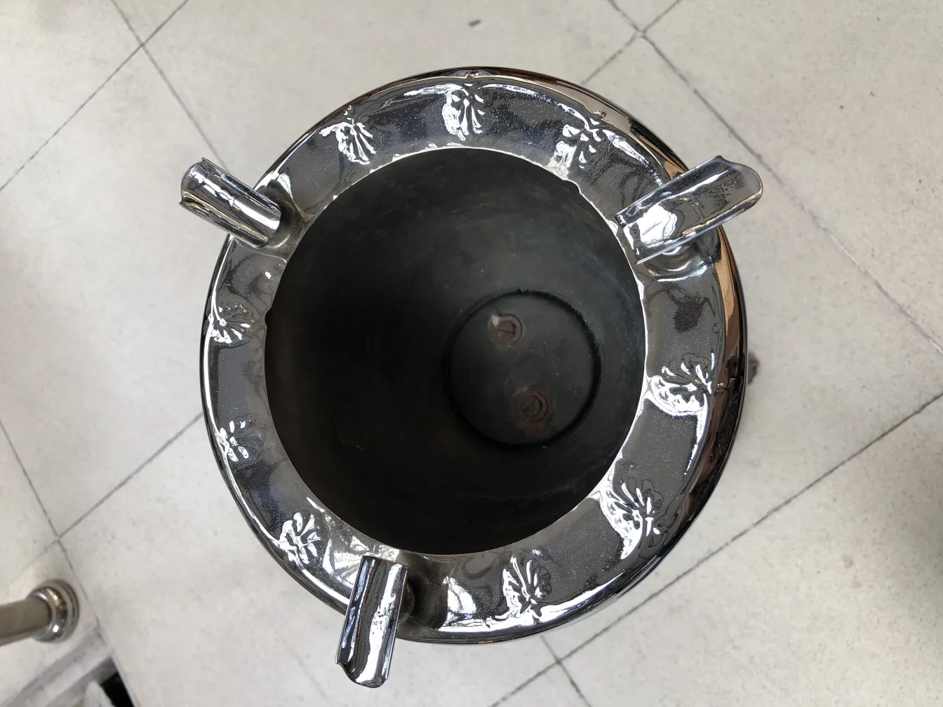 Cendrier sur pied antique avec détails décoratifs en argent, vu de dessus