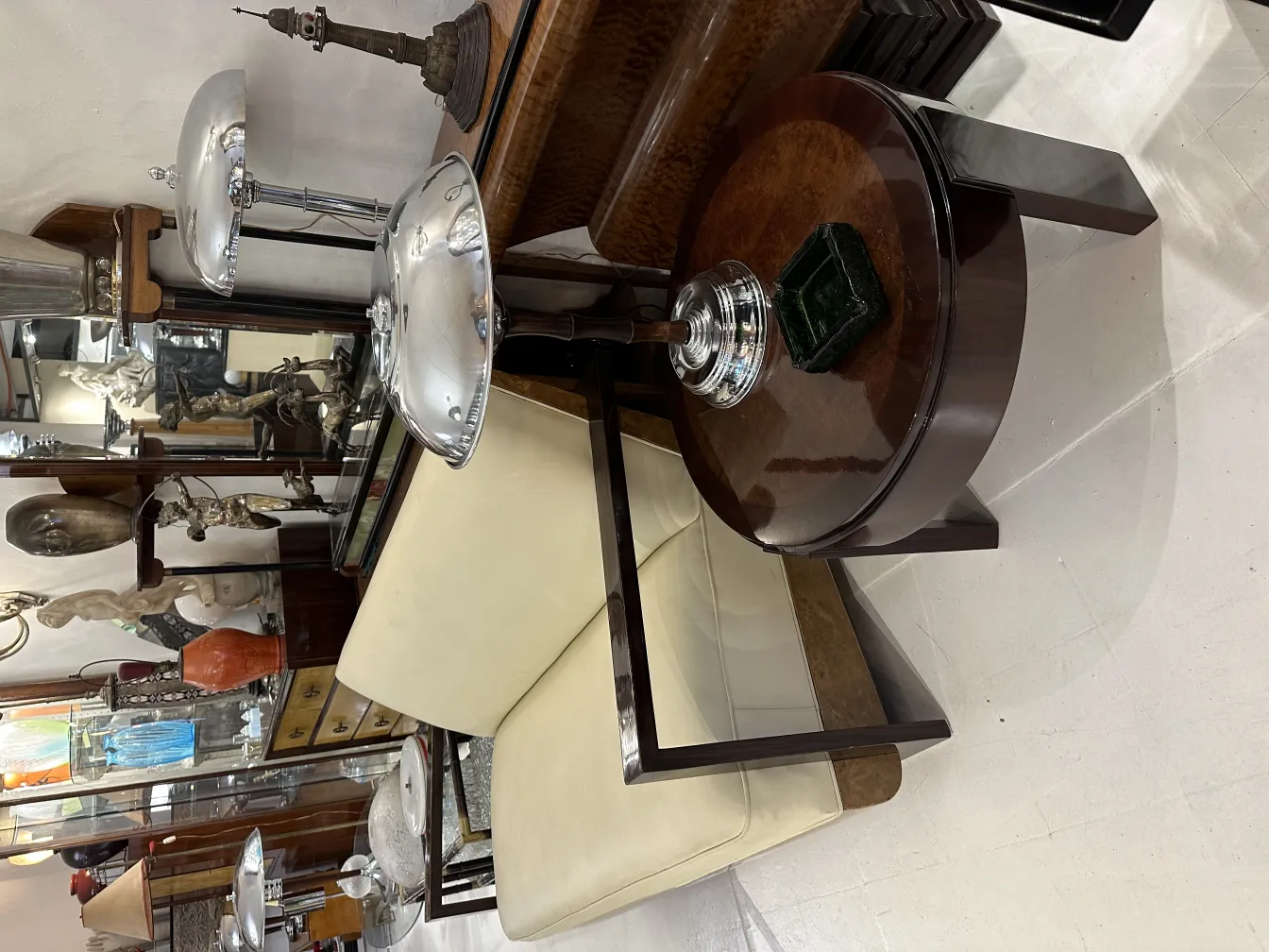 古董直立式烟灰缸带有装饰底座，环境优雅