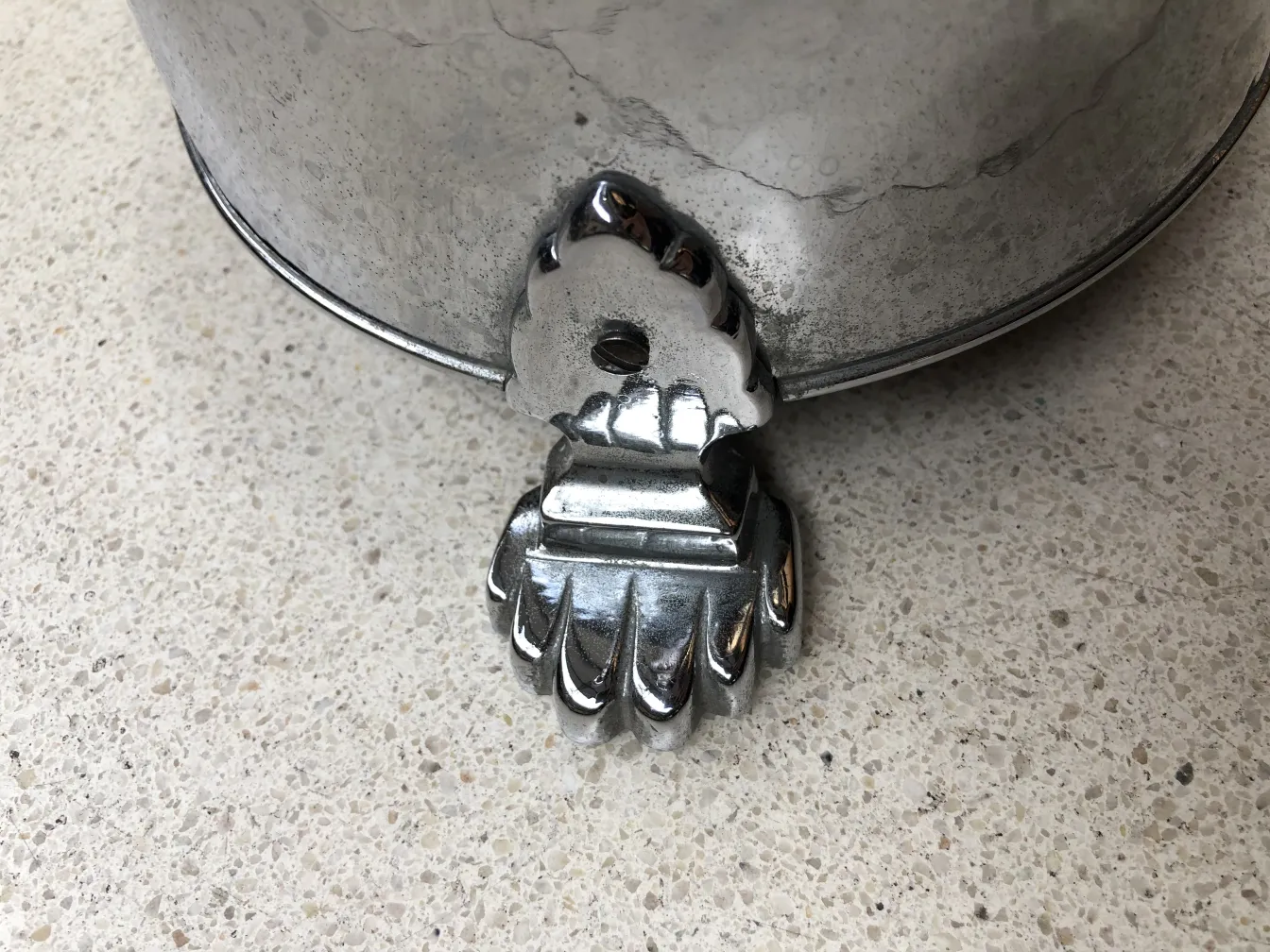 Старинная стоячая пепельница с декоративной подставкой, нейтральный фон.