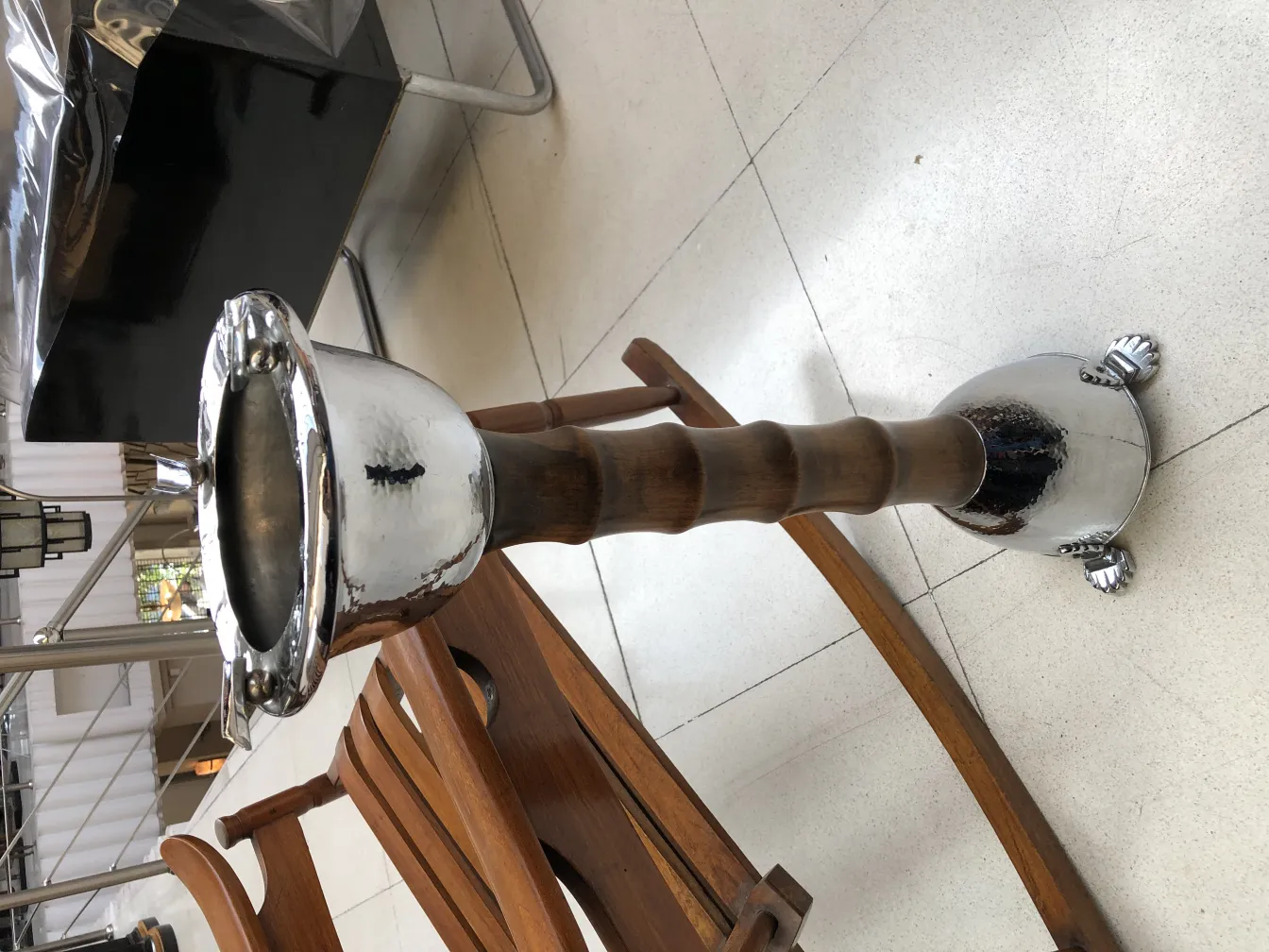 Cinzeiro de pé antigo com decoração brilhante e base atraente.