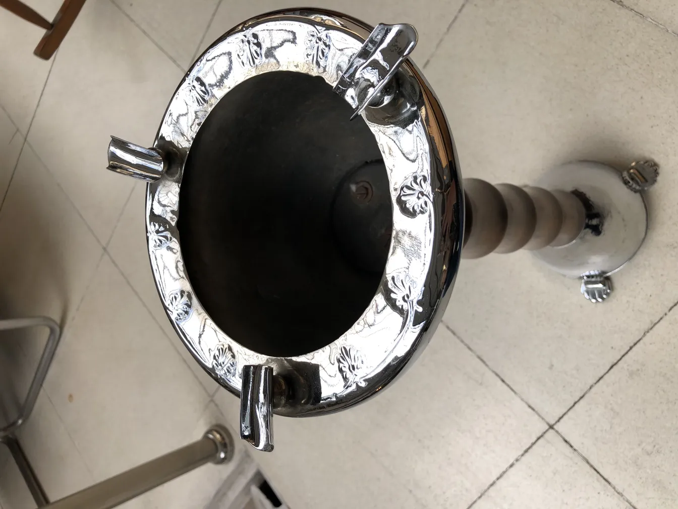 Antiker stehender Aschenbecher mit subtilen eleganten Verzierungen am Rand