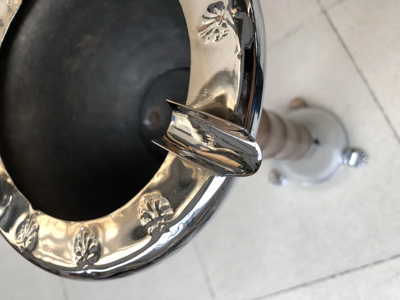 Antiker stehender Aschenbecher mit elegantem Blattdesign, dekorativ und funktionell.