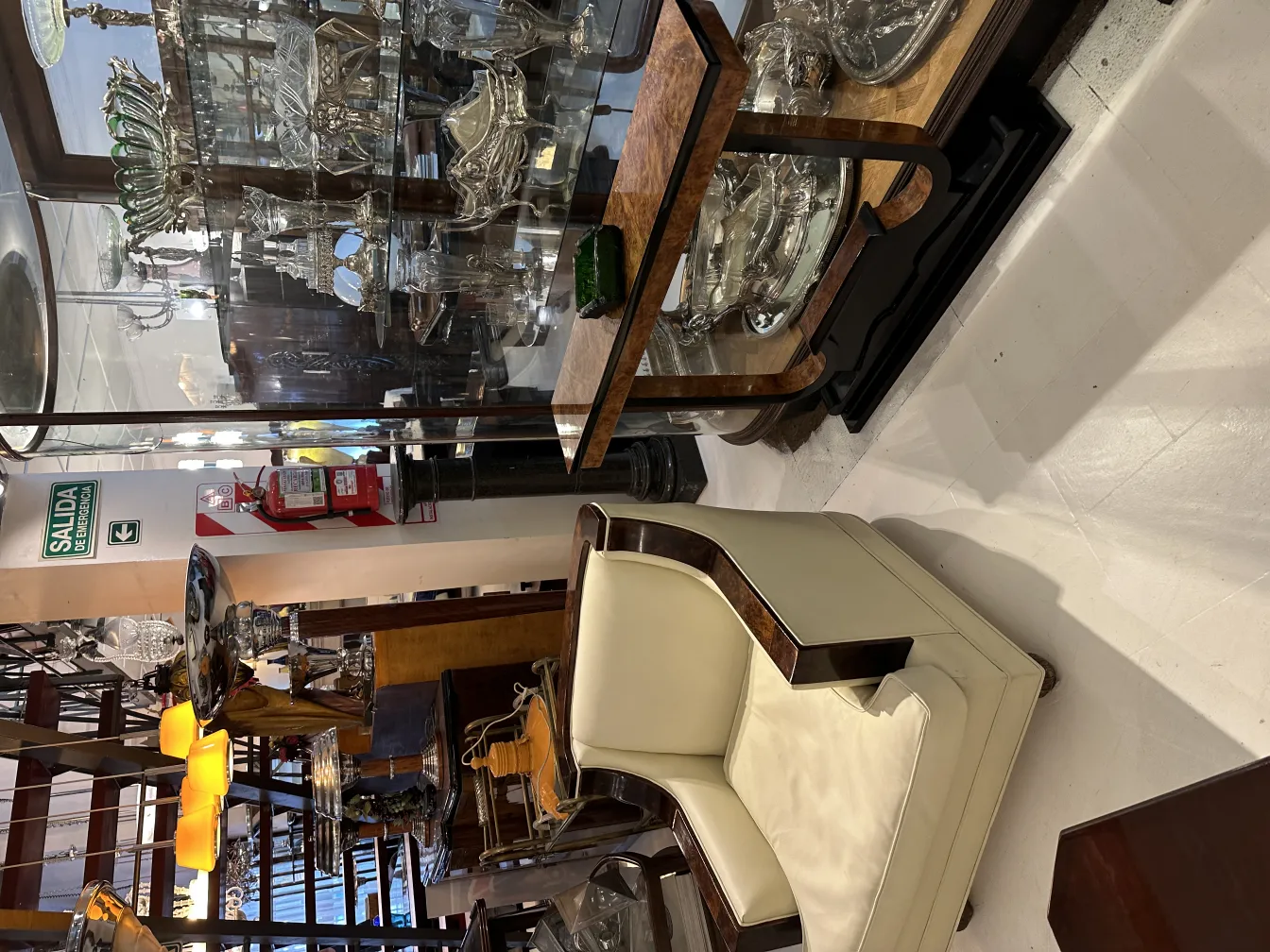 Cinzeiro de pé antigo com estilo decorativo em ambiente clássico.