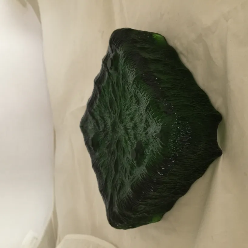 Cendrier sur pied vert, parfait pour les antiquités, avec des détails décoratifs.