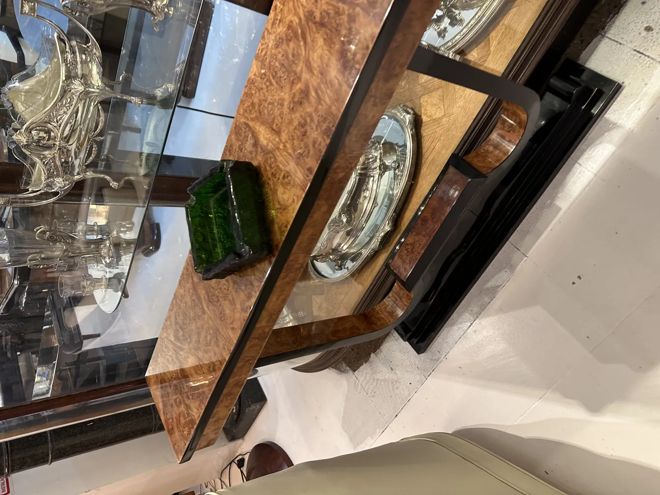 Cendrier sur pied ancien avec design élégant, entouré d'objets décoratifs