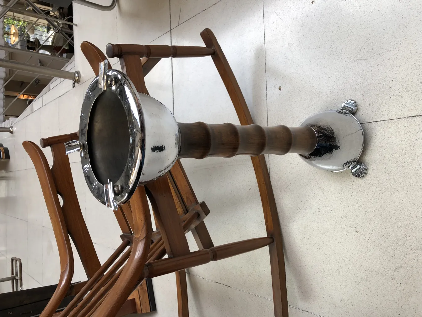 Cinzeiro de pé com base decorativa e suporte para fósforos, cenário com cadeiras de madeira