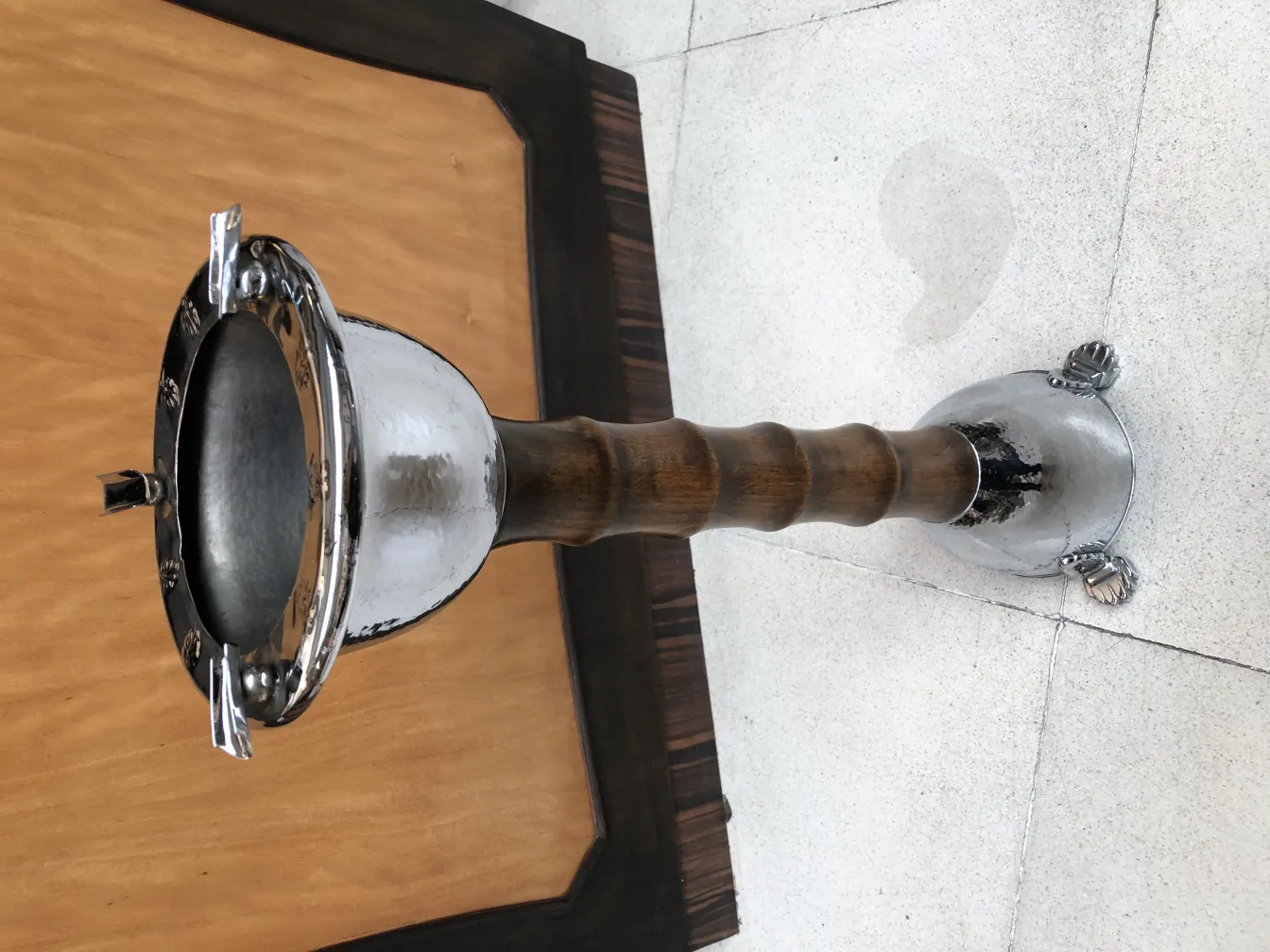 Cenicero de pie antiguo, con detalles decorativos en la base, ideal para ambientes elegantes.