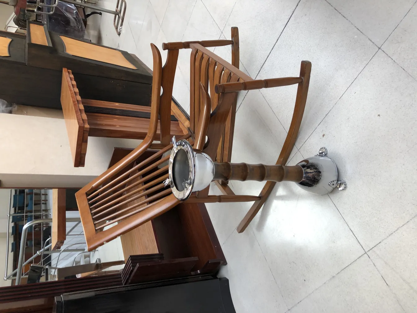 Posacenere in piedi antico con stile elegante, circondato da mobili classici e accoglienti.