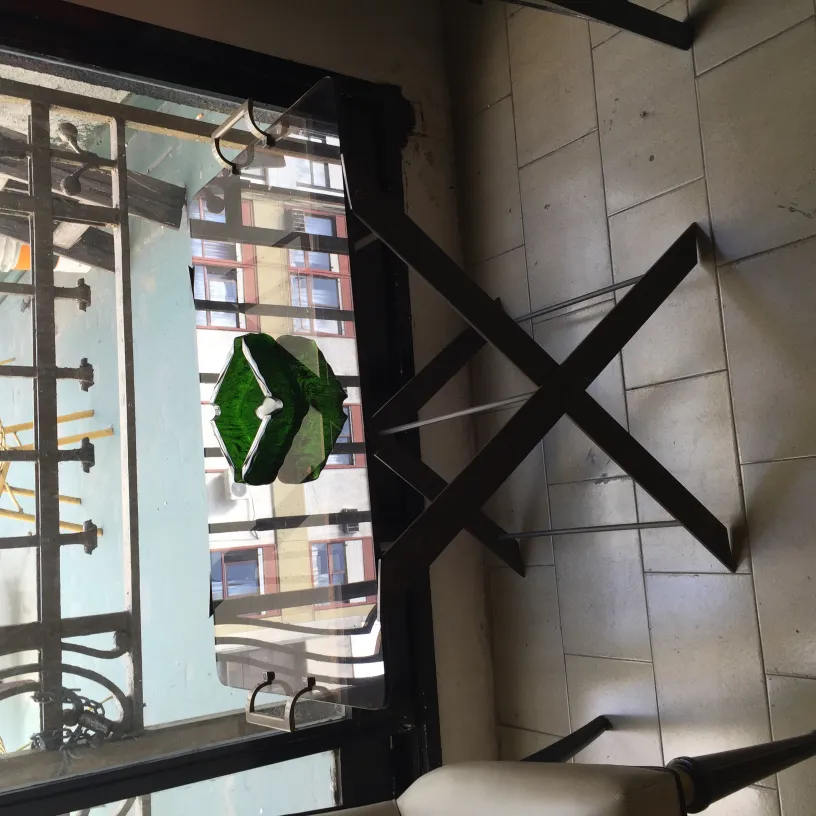 古い立ち灰皿優雅なデザイン、窓のそばの居心地の良い環境。 