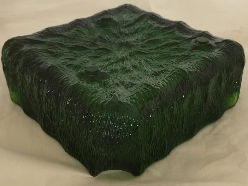 Quadratischer stehender Aschenbecher mit grüner Textur, antik.