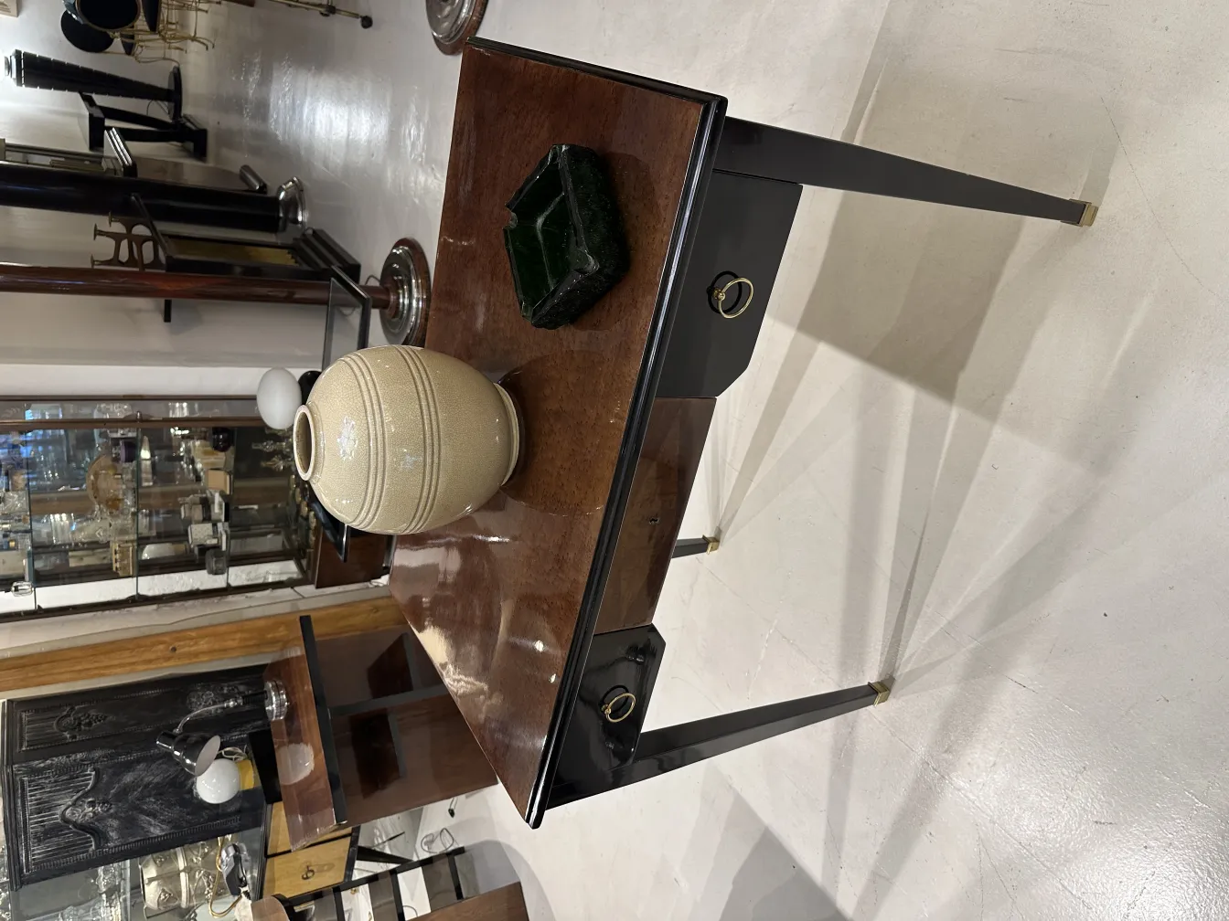 Antiker stehender Aschenbecher mit elegantem, dekorativem Design in klassischem Ambiente.