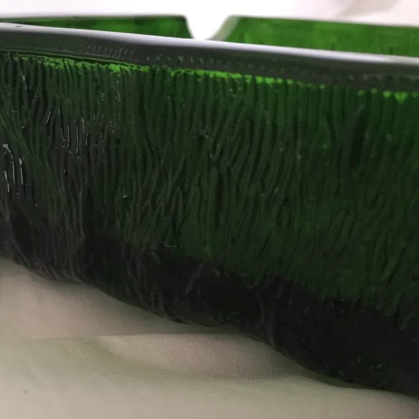 Cenicero de pie antiguo con diseño en vidrio verde.