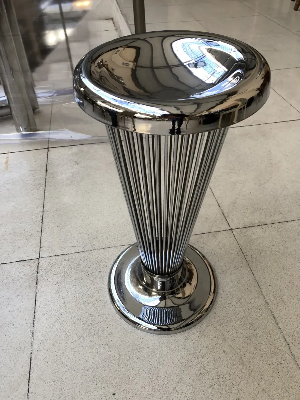 고대 서있는 재떨이, 우아하고 빛나는 디자인, 현대적인 환경의 warren platner.