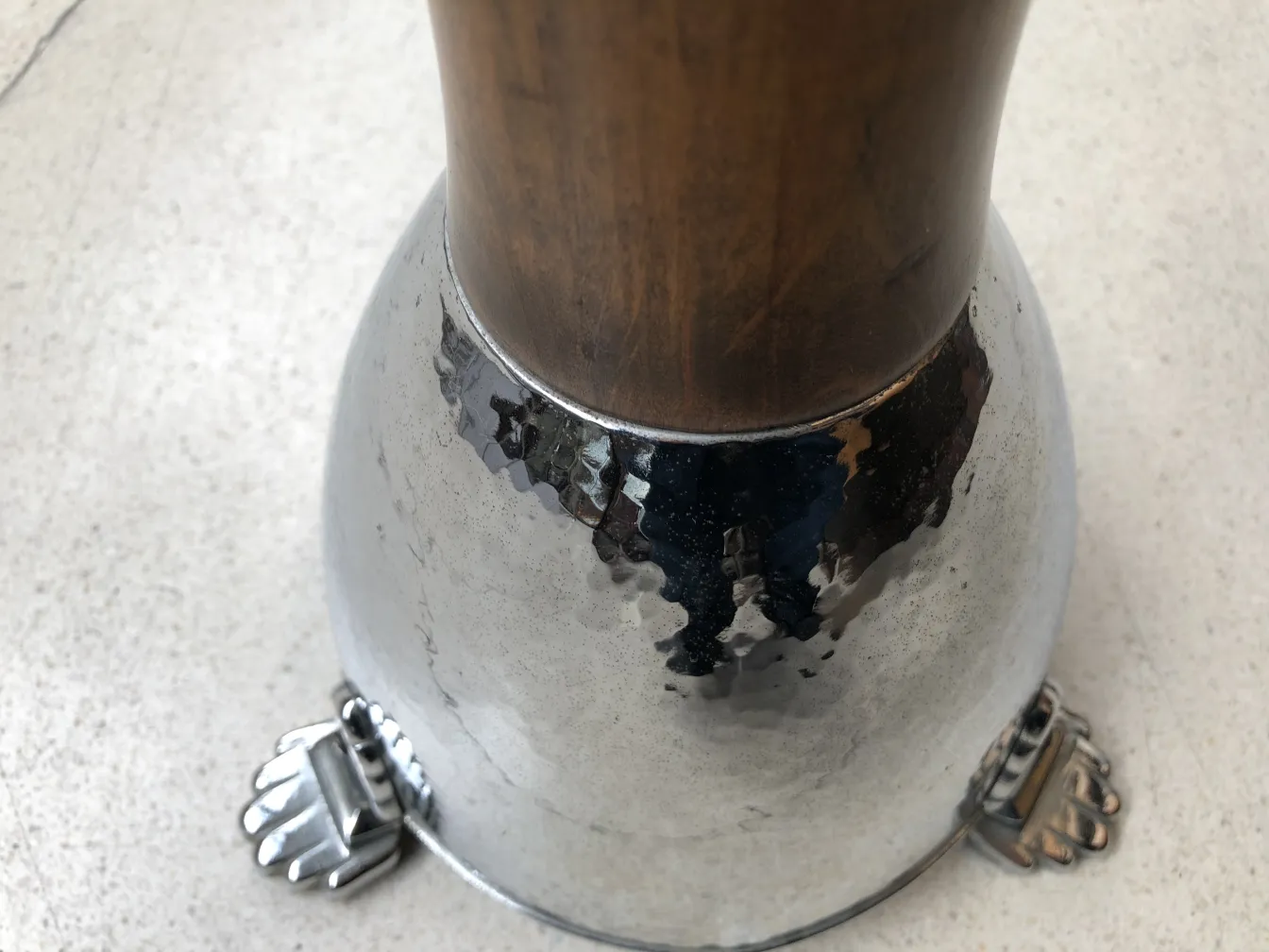 Cenicero de pie antiguo con un diseño único y patas decorativas, ideal para ambientes elegantes.