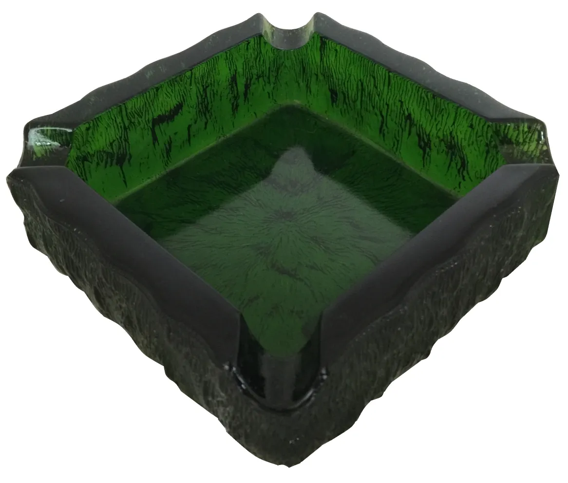 منفضة سجائر واقفة قديمة، شكل مربع ولون أخضر بتصميم مميز. مثالي للعرض.