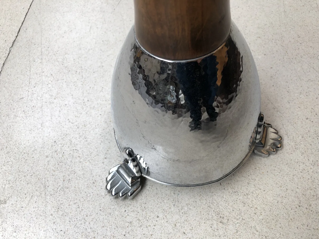 Cendrier sur pied ancien avec base décorative et finition brillante, environnement neutre