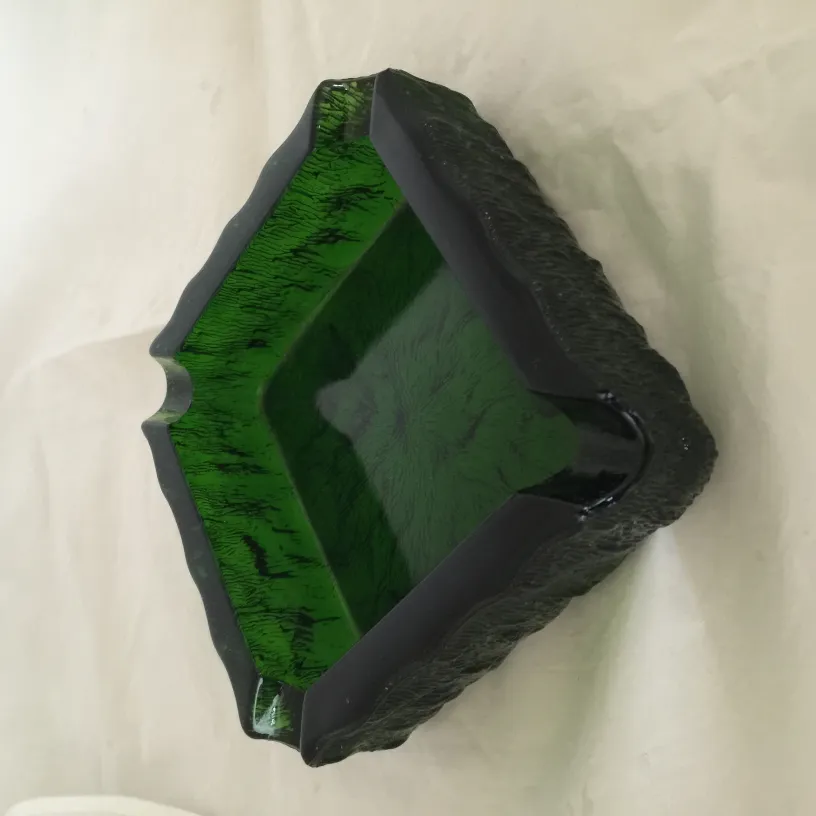 Antiker stehender Aschenbecher mit unregelmäßiger Form und dunkelgrüner Farbe, ideal zur Dekoration