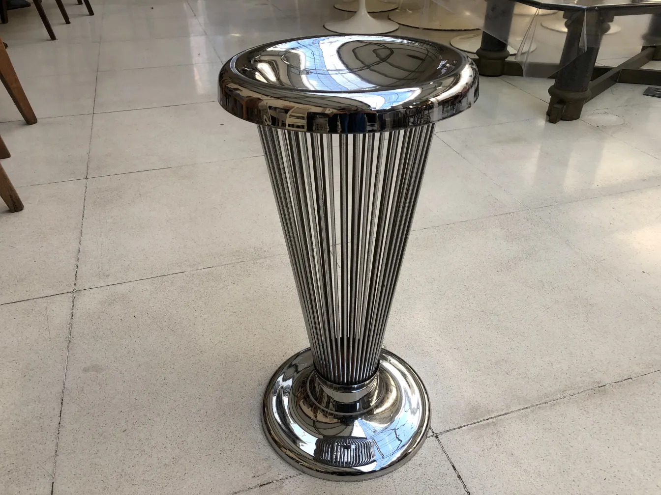 Posacenere in piedi con design elegante in ambiente antico