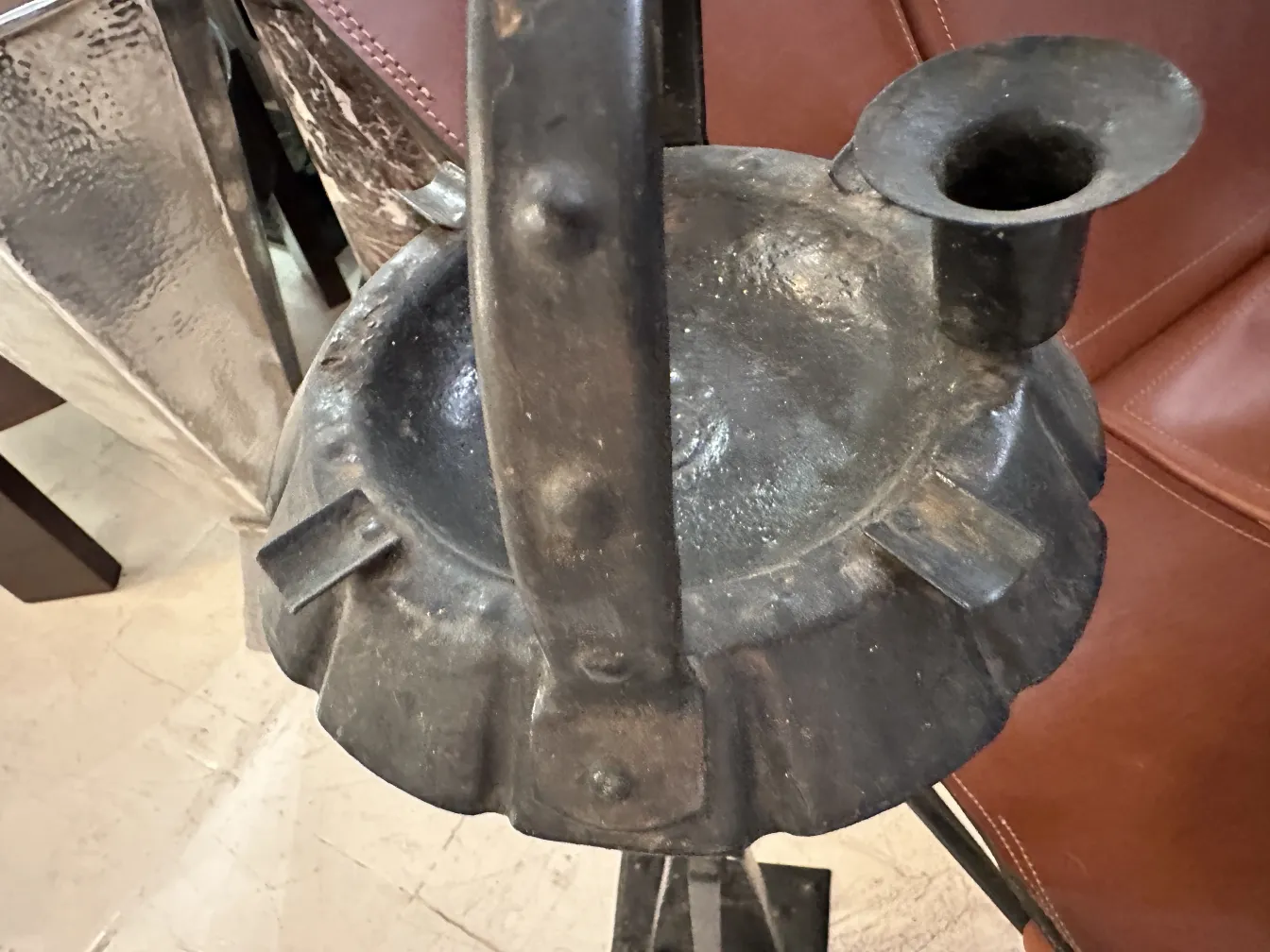 Cendrier sur pied ancien au design élégant, cadre cosy