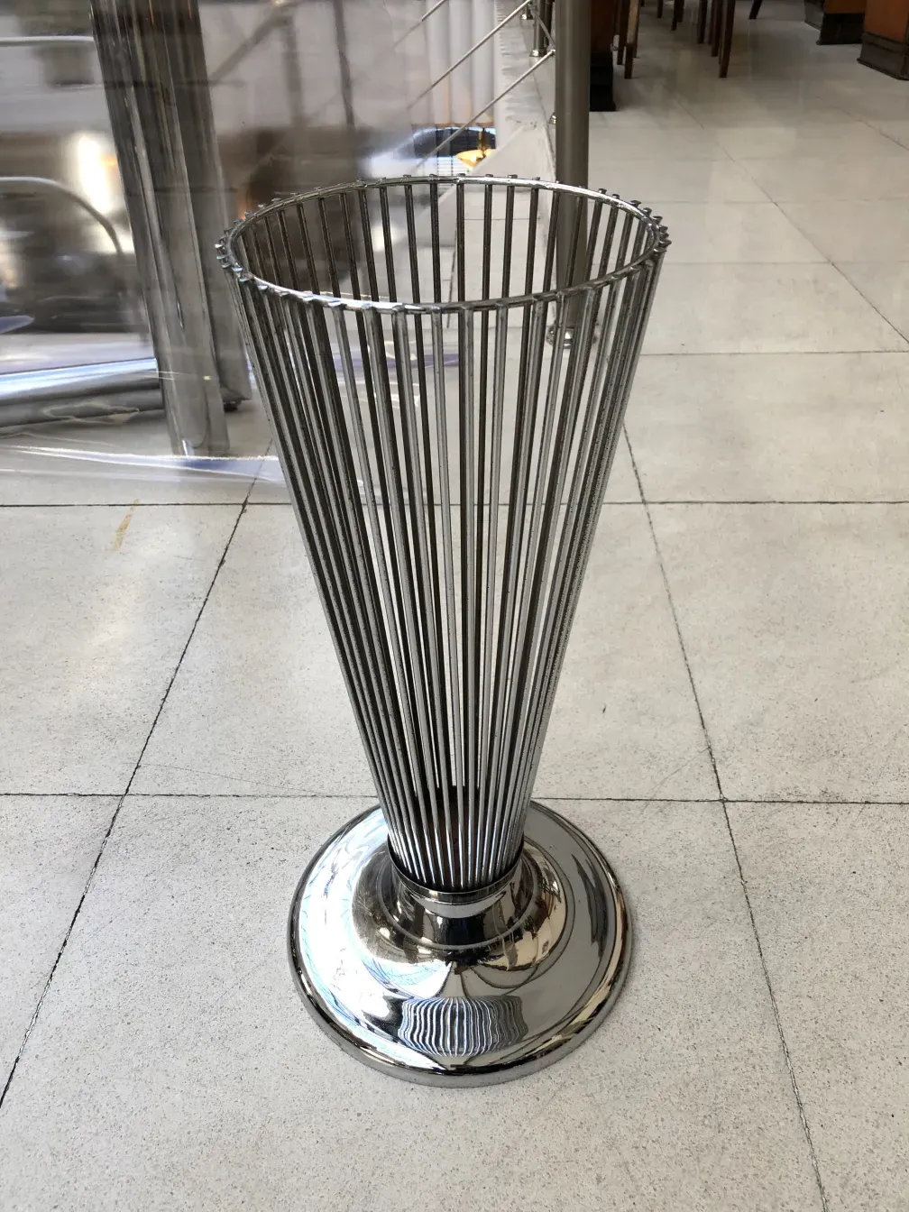 Cinzeiro de pé antigo com design elegante, adequado para interiores sofisticados.